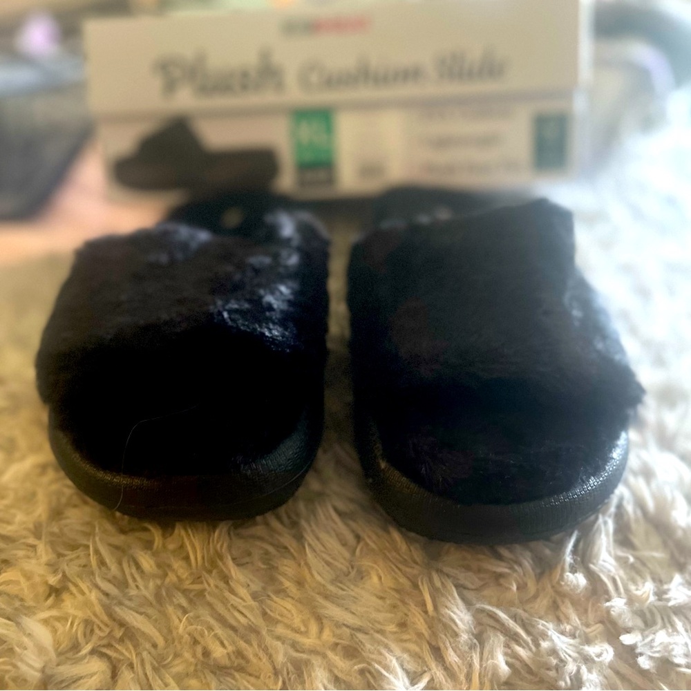 NIB! 32 Degrees Plush “Furry” Lined Slide. So Cozy!